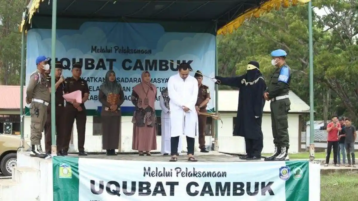 Tiga Pelanggar Syariat Islam di Aceh Besar Dihukum Cambuk