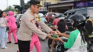bagi-takjil-kepada-pengendara-di-traffic-light-Payeti.jpg