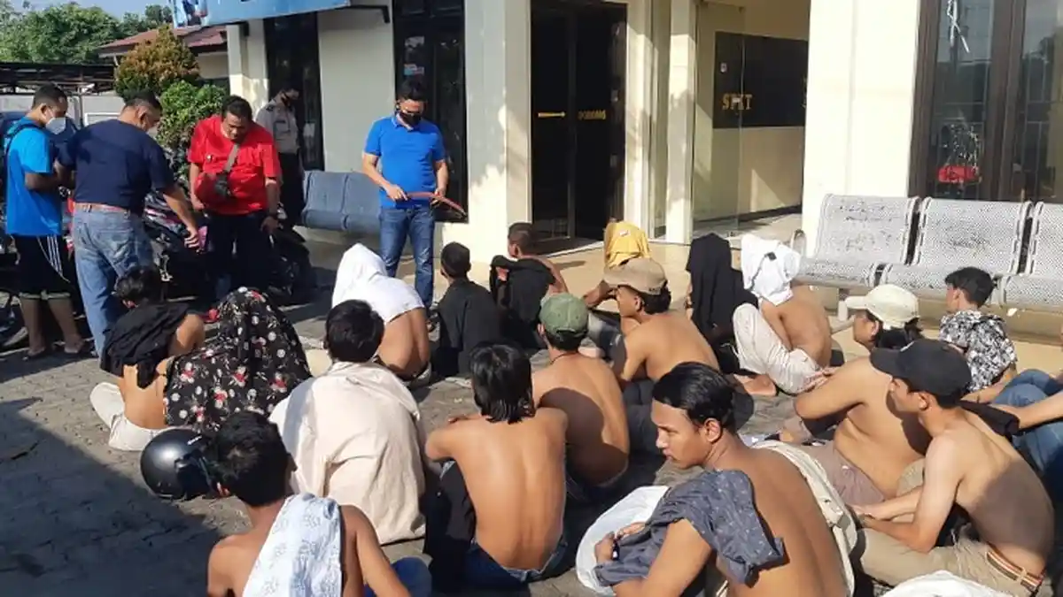 Tawuran Geng Pemuda asal Kendal dan Semarang di Flyover Pelabuhan Tanjung Emas, 6 Orang Terluka