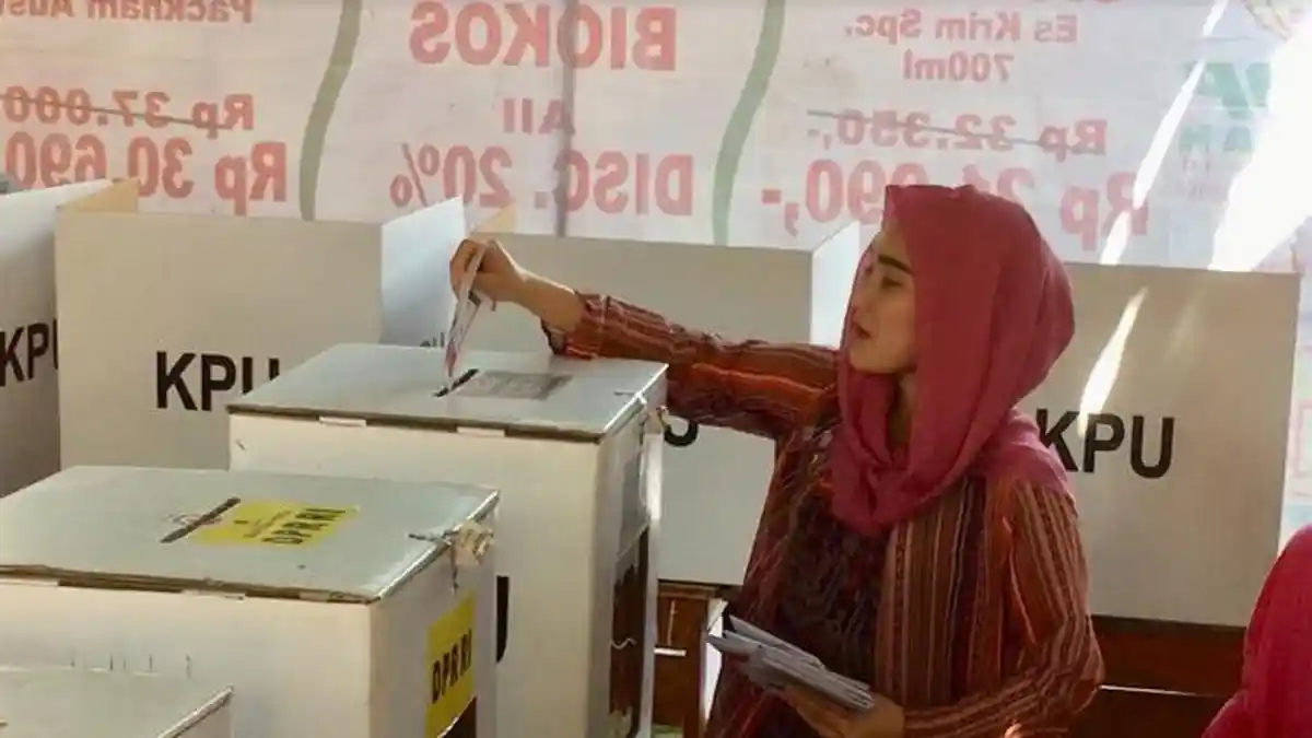 Ayu Ting Ting Bertemu Teman Masa Kecil hingga Dikerumuni Emak-emak Warga di TPS Pemilu 2019