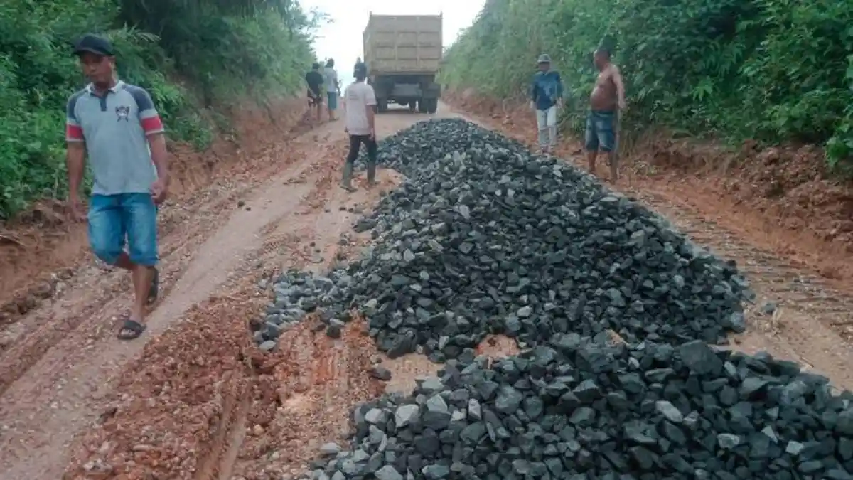 PTPN IV Bantu Perbaikan Jalan Lintas Tiga Desa