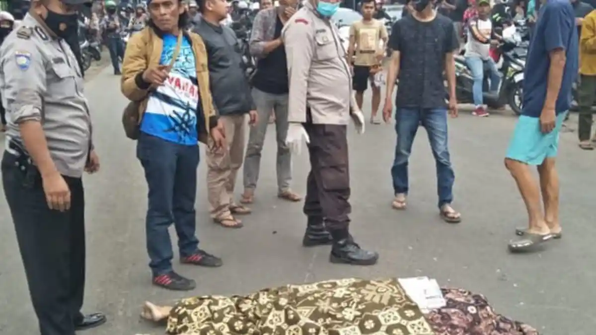 Kecelakaan Maut di Jalan Raya Banjaran Bandung, Motor Tabrak Truk, Suami Tewas, Istri dan Anak Luka
