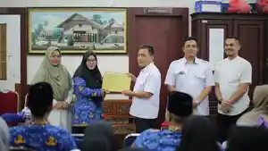menyerahkan-SK-ke-seluruh-pegawai-Dispar-BNA-yang-lulus-PPPK-Tahap-I.jpg
