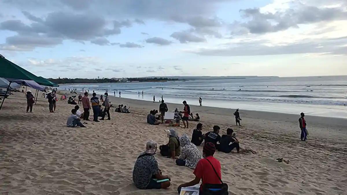 Kunjungan Mulai Ramai, 8 QR Code Aplikasi PeduliLindungi Telah Dipasang di Pantai Kuta Bali
