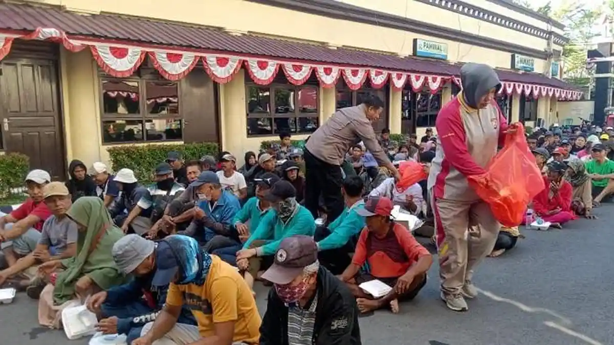 Jumat Berkah Polrestabes Makassar Kumpulkan Pengemudi Bentor dan Juru Parkir