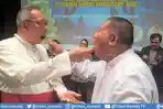 uskup-emeritus-suwatan-dan-pastor-john-tinggogoy-saling-menyuapi.jpg