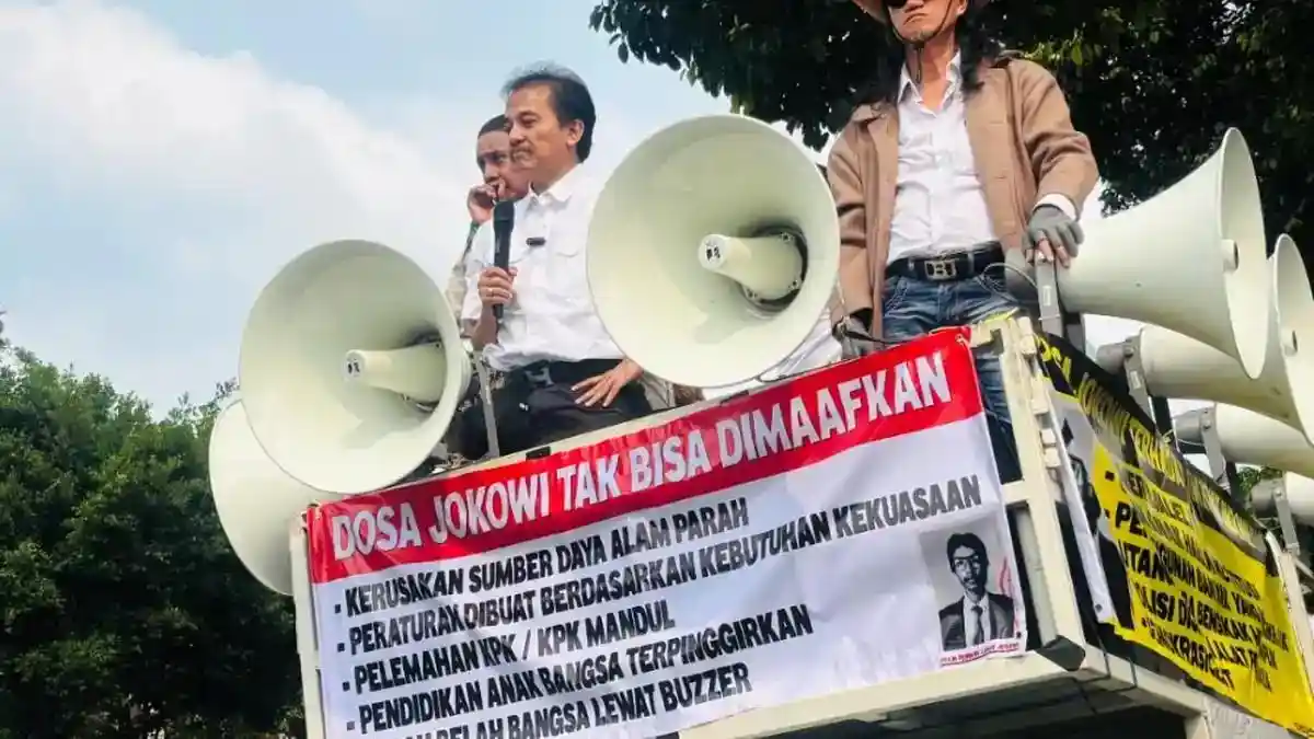Teriakan Roy Suryo Saat Aksi  '1 Tahun Membongkar Ijazah Palsu Jokowi': Tunjukkan Ijazahmu!