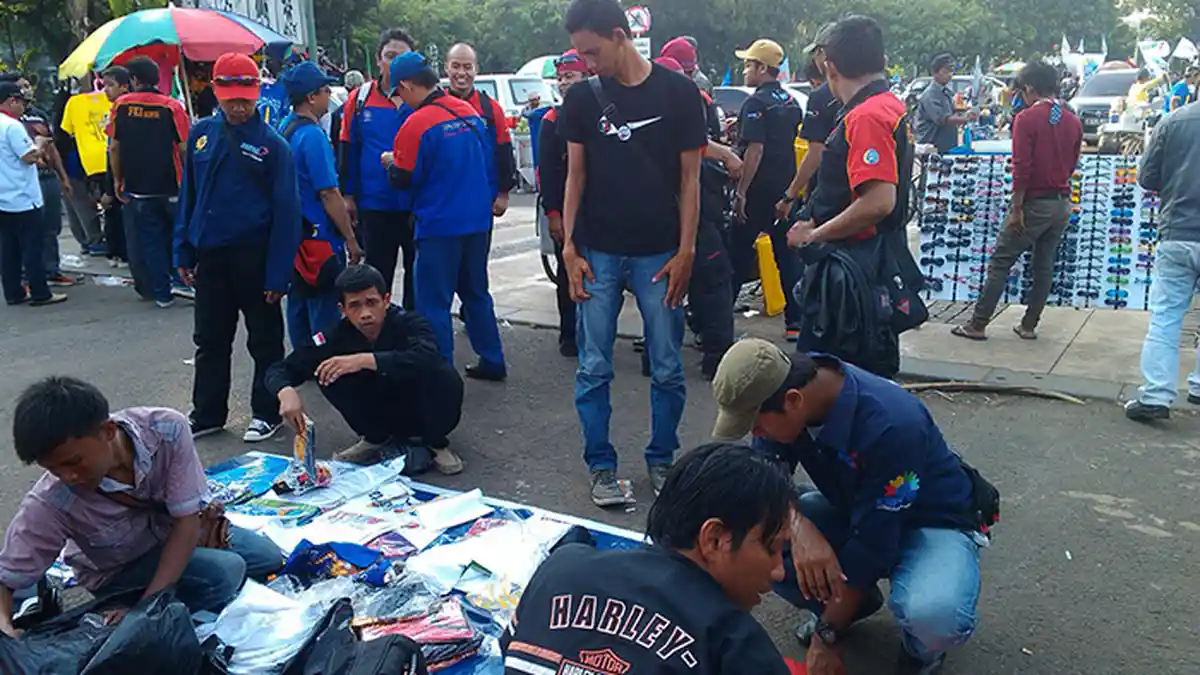 PKL Gelar Dagangan Manfaatkan Demo Buruh di Istana