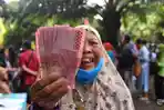 20240301_Warga-mendapatkan-Bantuan-Sosial-bansos.jpg