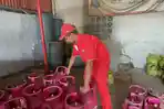 Petugas-SPBU-di-Jalan-Jenderal-Ahmad-Yani-Ciamis-Nurul-Ramdhani-merapikan-tabung-gas.jpg