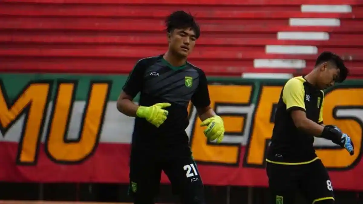 Cara Jitu Benny van Breukelen Latih Kiper Persebaya saat Libur