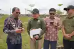 Wakil-Bupati-Toba-Serahkan-Proposal-Permohonan-PKH-untuk-Jalan-kepada-Menhut.jpg