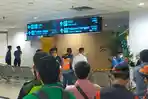 Petugas-saat-mengevakuasi-mayat-wanita-yang-berada-di-bawah-lift-di-Bandara-Kualanamu.jpg