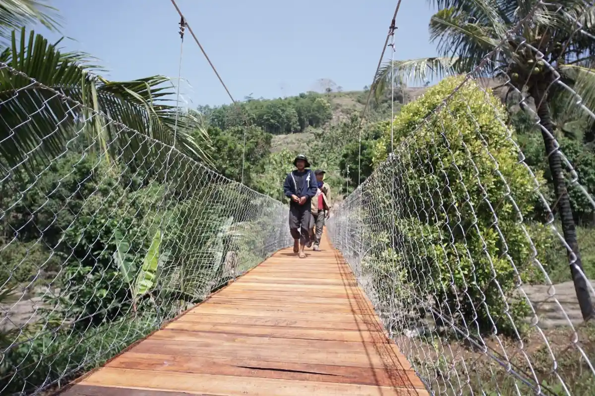 Jembatan Gantung Dibangun di Desa Tenjolaut Sukabumi, Tak Lagi Harus Bertaruh Nyawa dan Basah Kuyup