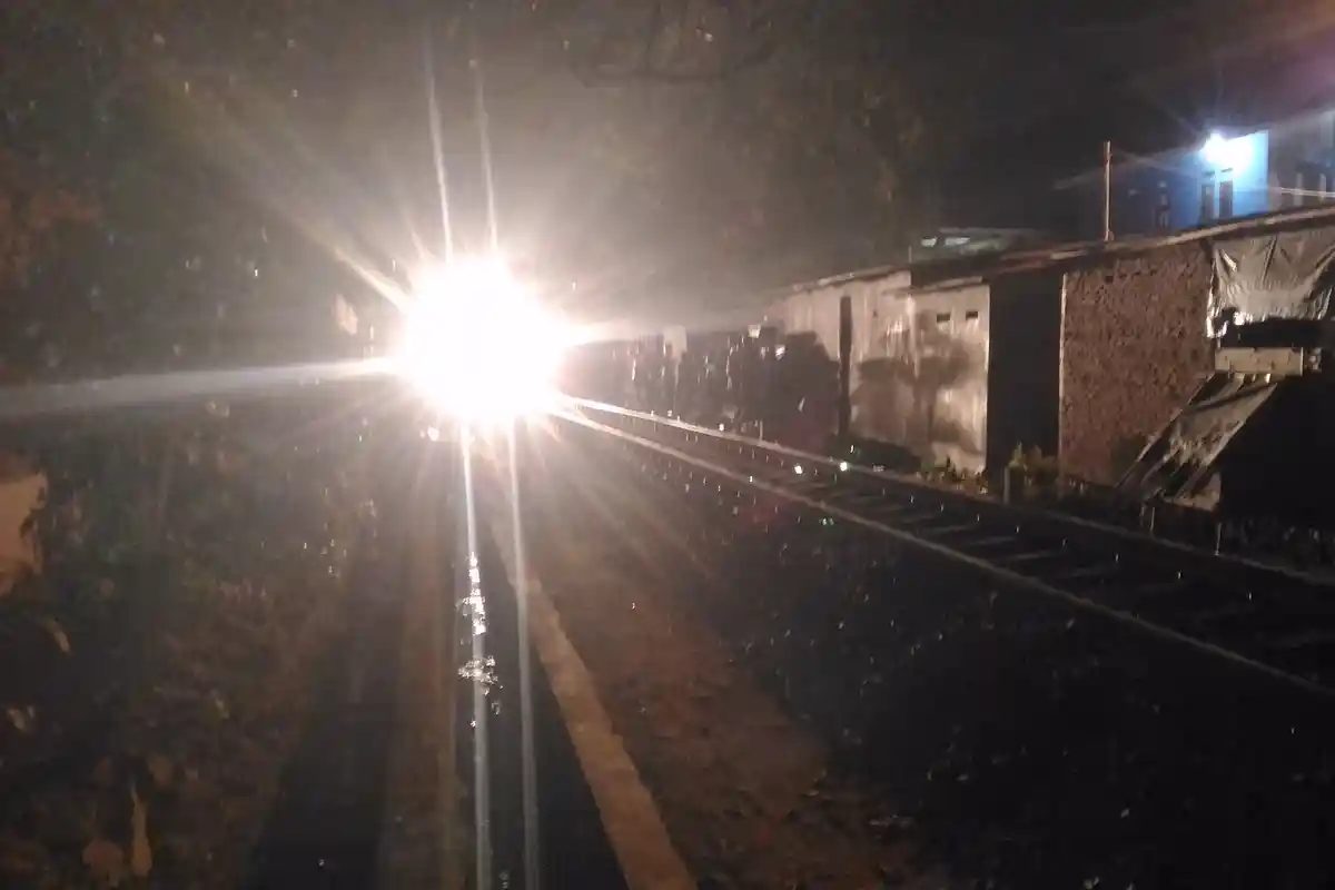 BREAKING NEWS - Berdiri di Atas Pelintasan Kereta, Seorang Wanita Paru Baya Tewas Tertabrak KA