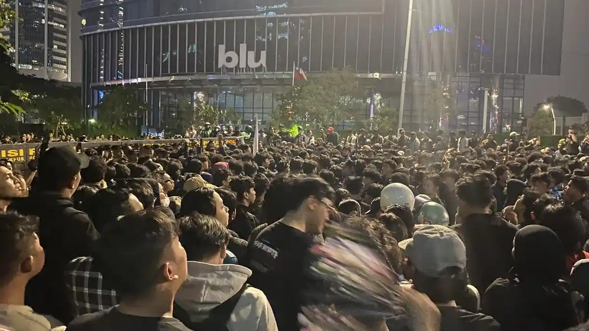 Tetap Bertahan hingga Malam di Thamrin, Mahasiswa Tunggu Pemerintah Hadir Temui Mereka