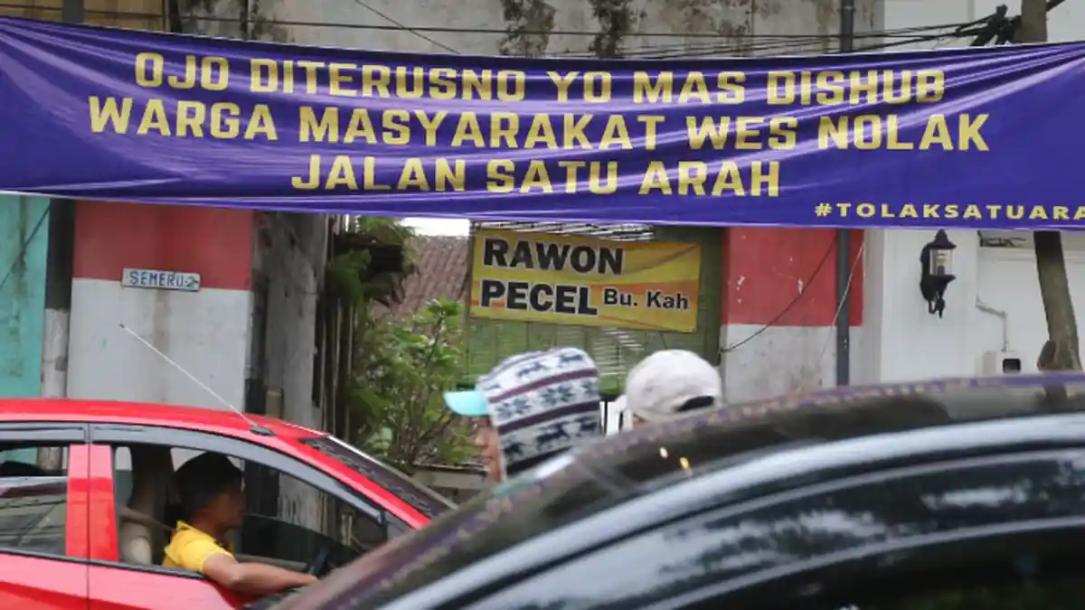 Warga Tolak 1 Arah, Banyak Spanduk Protes di Kayutangan, Kota Malang
