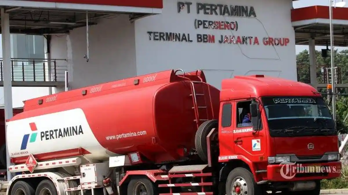 Truk Tangki Pertamina Tabrak 3 Ruko di Jakarta Timur Usai Hindari Sepeda Motor
