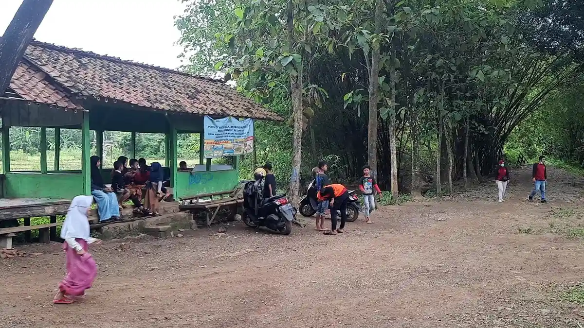 Kehidupan Warga Kampung Cilele Karawang, Hidup Di Tengah Hutan, Listrik Andalkan Panel Surya
