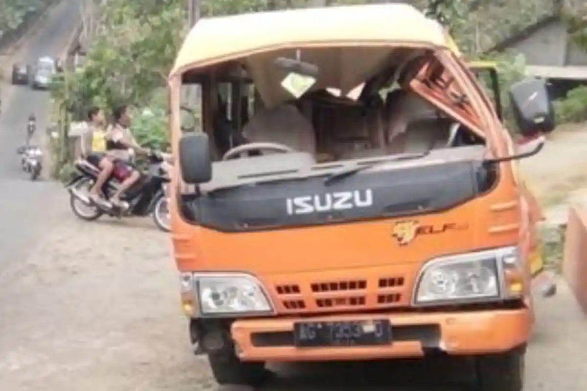 Mobil Pengangkut Emak-emak Rombongan Takziah Terguling ke Selokan di Jombang, 2 Penumpang Tewas