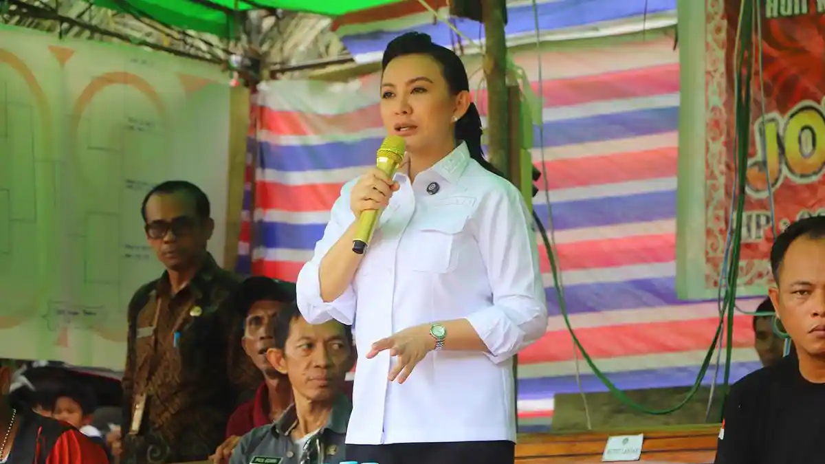 Bupati Landak Karolin Hadiri Acara Roah di Dusun Sairi Bagan