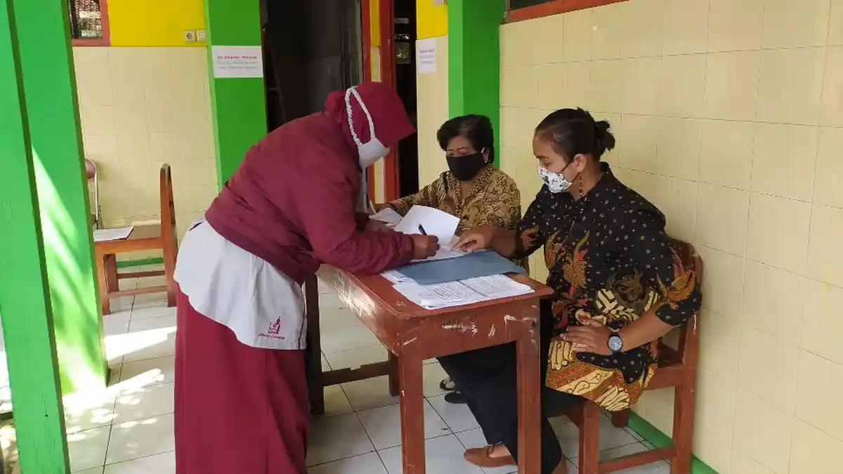 Hari Kedua Ujian SD di Karanganyar, Ari Tak Masalah Kumpulkan Lembar Soal Ujian Tiap Jam Istirahat