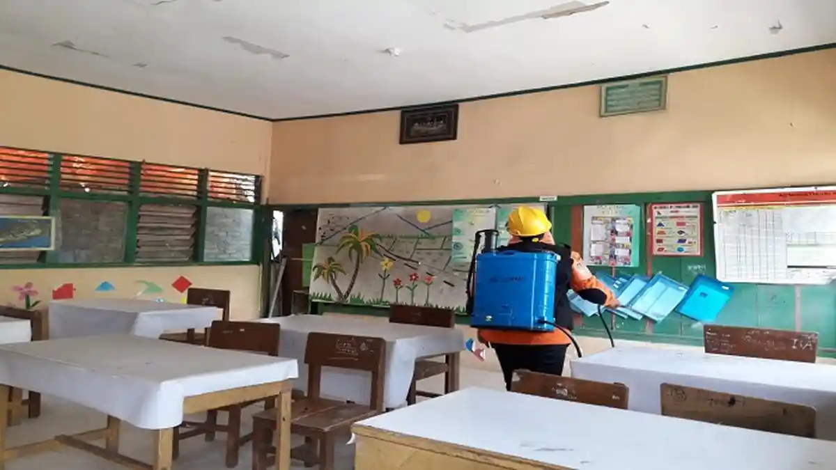 KSB BPBD Padang Semprot Disinfektan Ruangan Kelas, Sosialisasi Penerapan Protokol Kesehatan