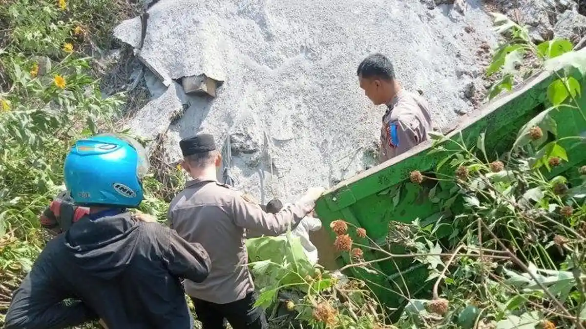 Kecelakaan Maut, Seorang Sopir Tewas di Tempat, Truk Terjun ke Jurang 10 Meter