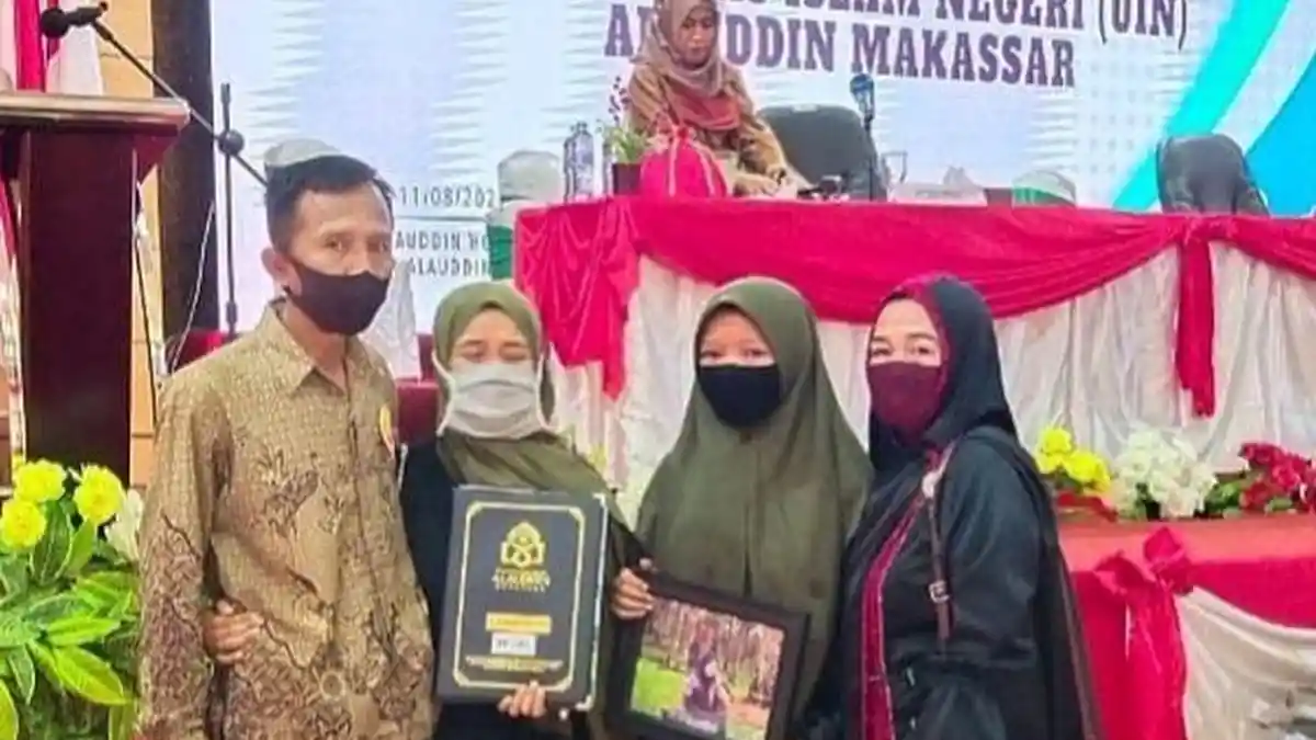 Seorang Ayah Gantikan Wisuda Putrinya yang Tewas Kecelakaan, Korban Raih IPK 3,90 di UIN Makassar