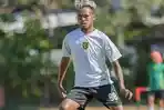 Pemain-Persebaya-Surabaya-M-Alwi-Slamat-saat-latihan-jelang-laga-Persebaya-vs-Rans-Nusantara-FC.jpg
