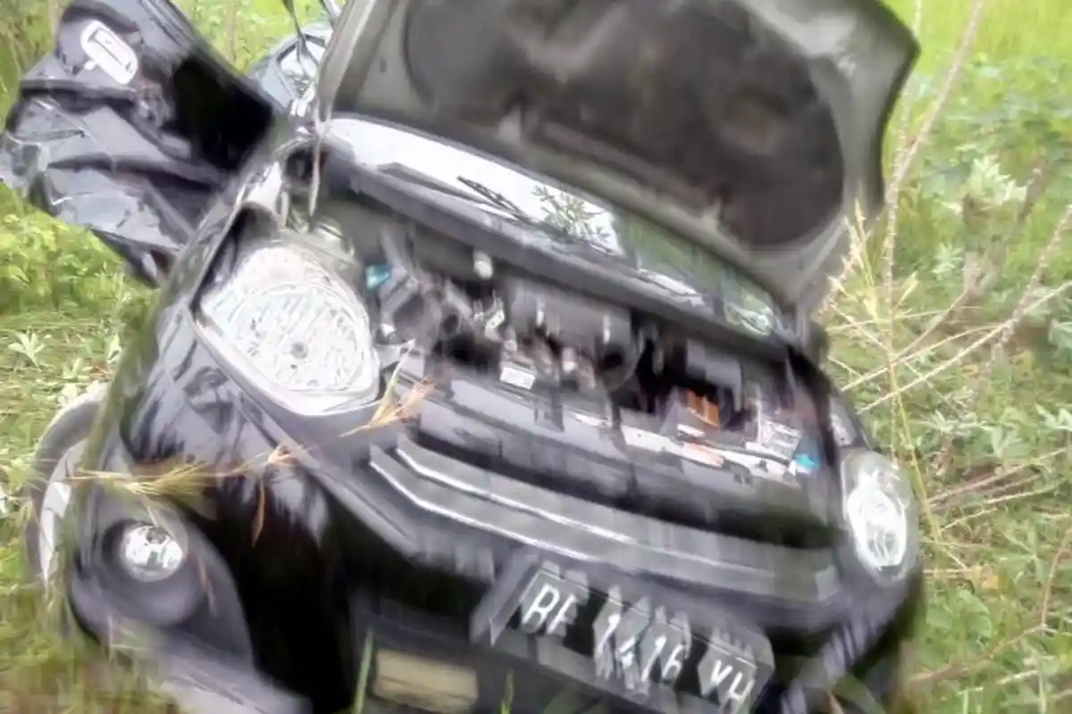 Kecelakaan di Natar, Daihatsu Ayla Ringsek Ditabrak Kereta Barang, Mati Mesin saat Lintasi Rel