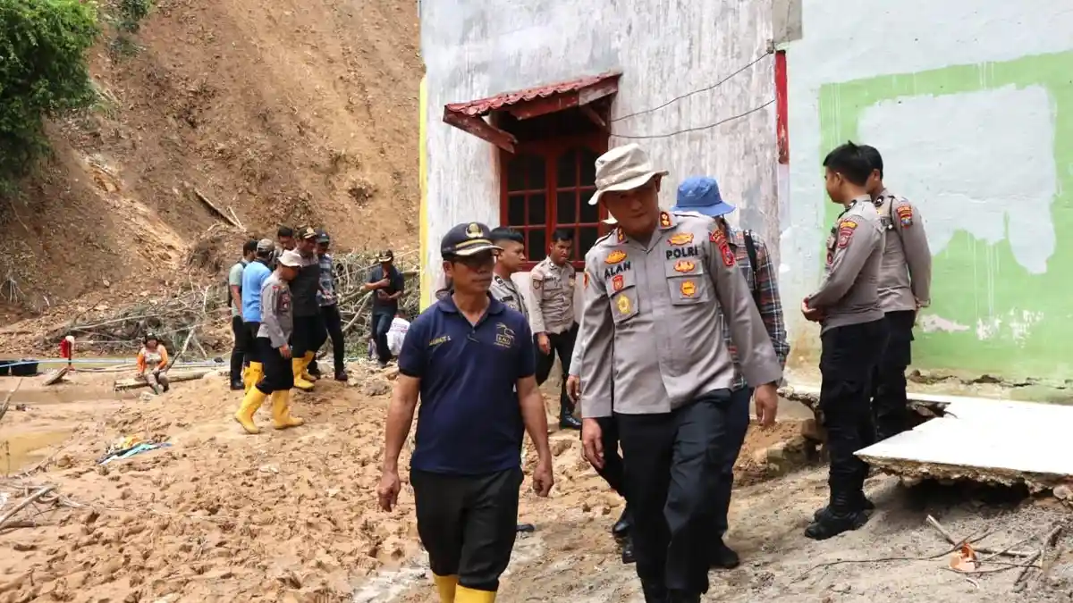 Kapolres Tapteng Tinjau Lokasi Longsor di Sitahuis, Serahkan Bansos dan Serap Aspirasi Warga