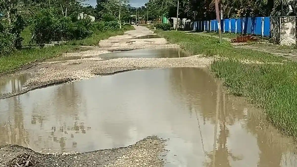Jalan Raya Pertigaan BTN Menuju Kantor Nakertrans Sumba Barat Rusak ...