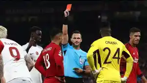 Casemiro-mendapat-kartu-merah-saat-laga-Manchester-United-vs-Galatasaray.jpg