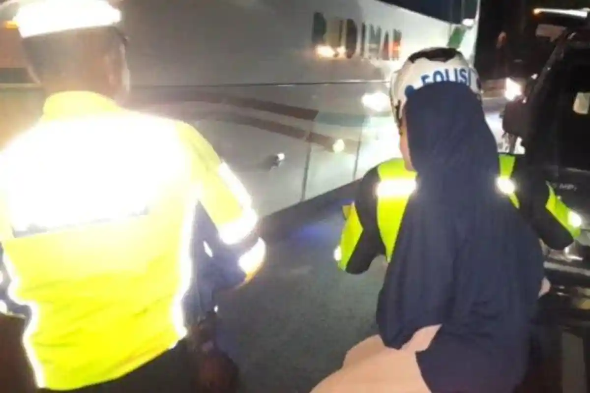 Polisi Tolong Wanita Menangis saat Terjebak Macet di Tanjakan Gentong