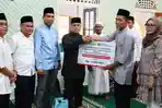 Safari Ramadan di Batu Berlubang, Bupati Lingga dan Wakil Serahkan Bantuan Sosial ke Warga