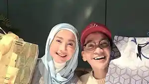 BAHAGIANYA-Desy-Ratnasari-Dapat-Kado-Ulang-Tahun-dari-Ruben-Onsu-Ngasih-Makeup-Cuma-3-di-Indonesia.jpg