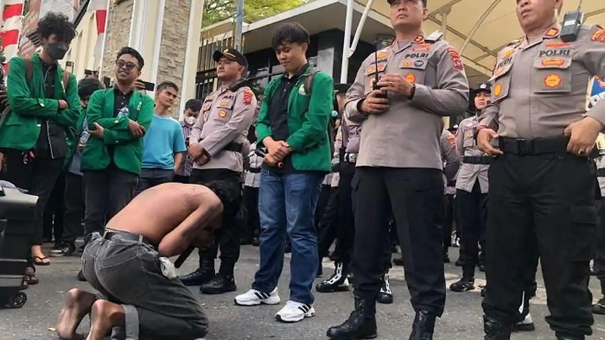 FOTO Aksi Demo di Polda Sumbar Solidaritas Affan Kurniawan Ojol Tewas Dilindas Brimob - DEMO-POLDA-SUMBAR-Masdadhasiswa-organisasi-keped.jpg