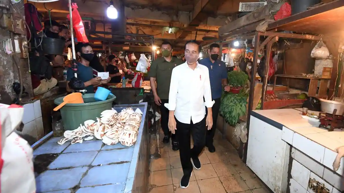 Blusukan, Jokowi Tinjau Harga Minyak Goreng di Bogor