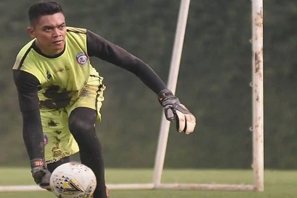 Bakal Hadapi Mantan Tim, Kiper Arema FC Siap Tampil Profesional