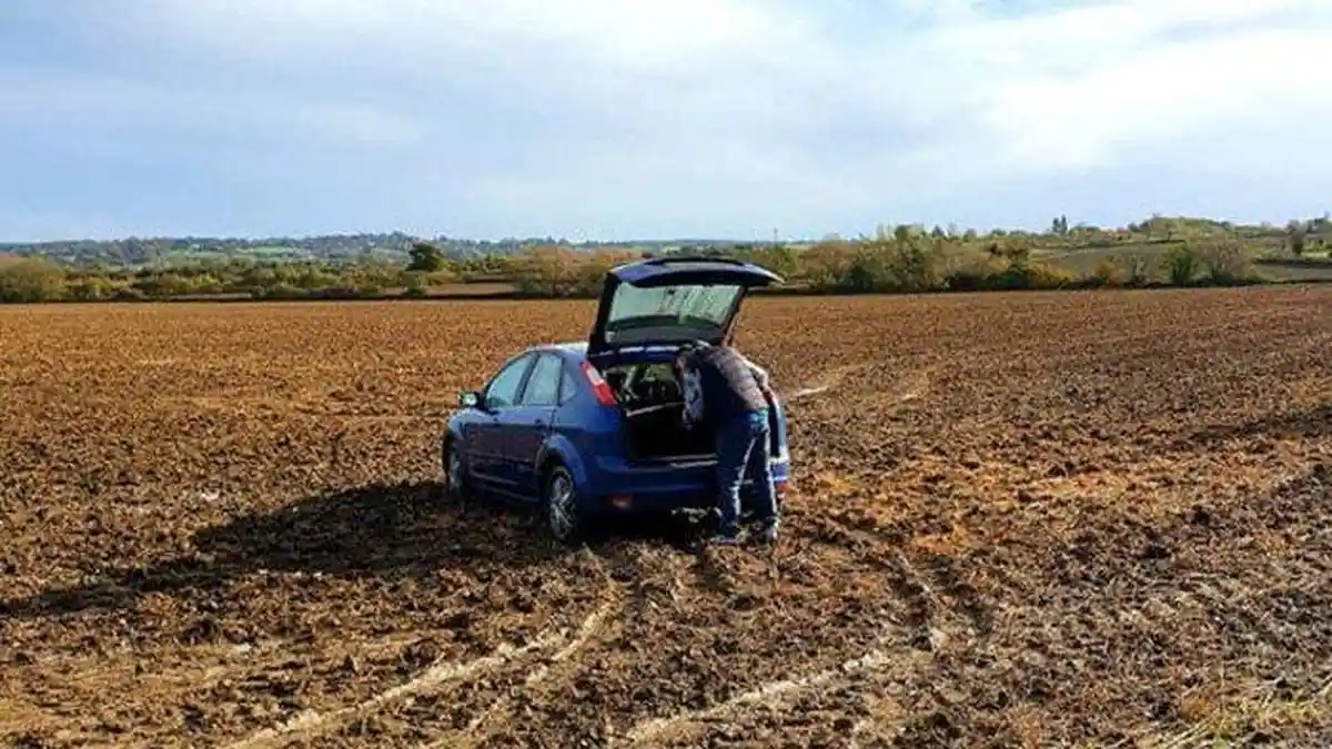 Tak Kuat Menahan Nafsu Suami Istri Nekat Berbuat Tak Senonoh Dalam Mobil, Akhirnya Kecelakaan