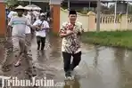 berita-sidoarjo-bacabup-sidoarjo-bambang-haryo-temui-korban-banjir.jpg