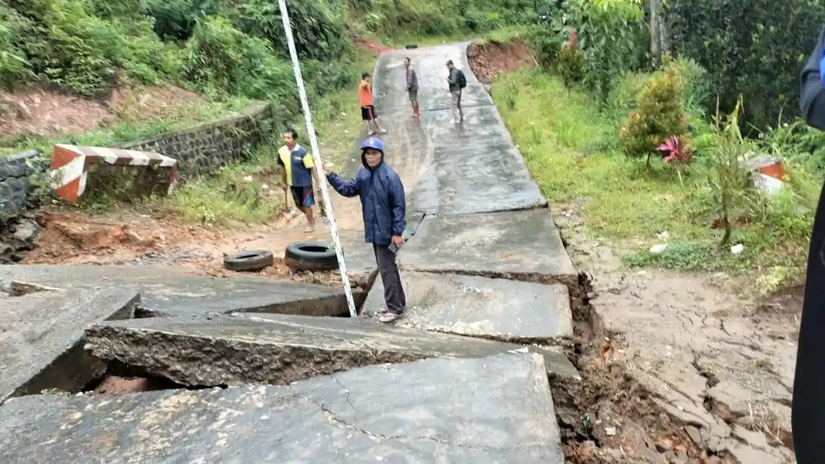 Jalan Ambles, Jalur Alternatif Ponorogo-Pacitan Putus, Warga Terpaksa Memutar Sejauh 5 Km Lebih