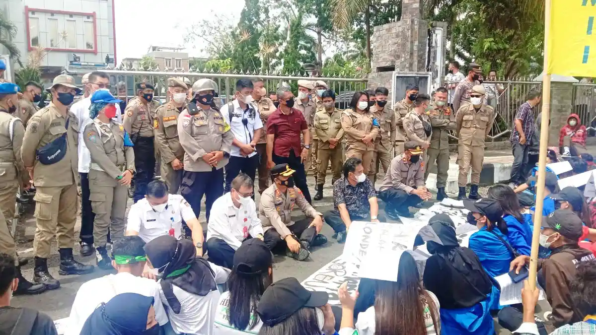 Duduk Bersila Bersama Mahasiswa Pendemo, Aksi Kapolres Minahasa Tuai Pujian dari Warga