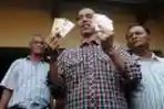 Jokowi Tunjukan Contoh Kartu Jakarta Sehat