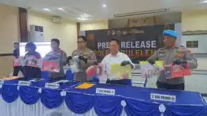 Polisi-saat-menunjukkan-barang-bukti-tangkapan-narkoba-selama-sebulan-terakhir.jpg