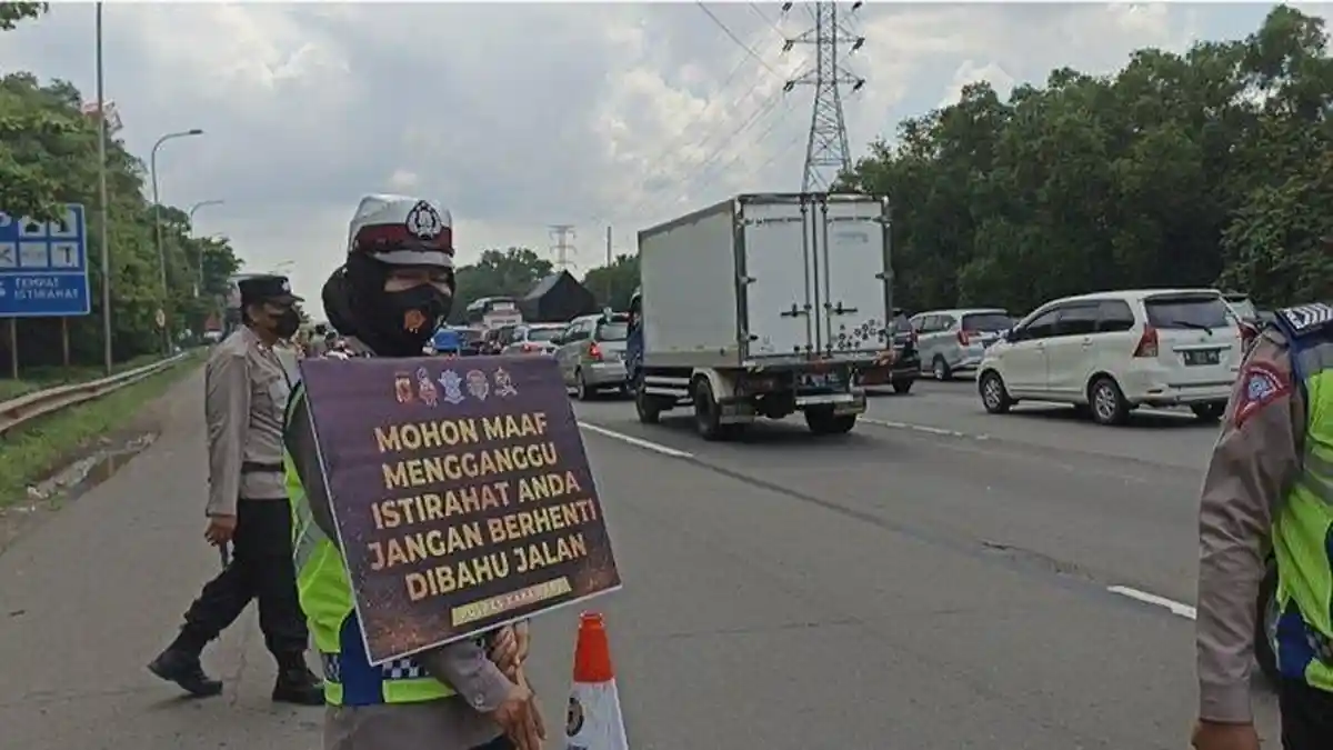 Polwan Polres Karawang Dimarahi Pemudik, Tak Disangka Begini Reaksinya