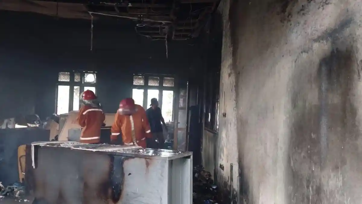 BREAKING NEWS: Gedung Perlengkapan BPMP Malut Terbakar, Kerugian Diprediksi Capai Puluhan Juta