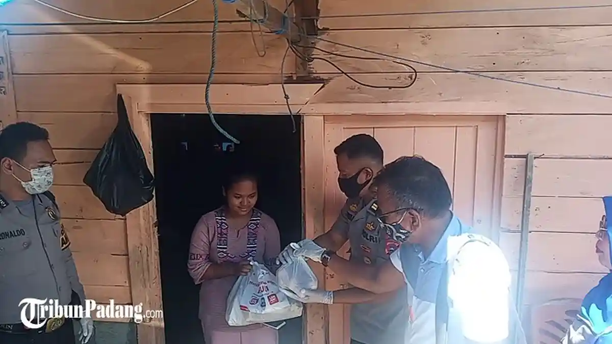 Masyarakat Kurang Mampu Terima Sembako, Bantuan Polsek Padang Barat dan Hiswana Migas