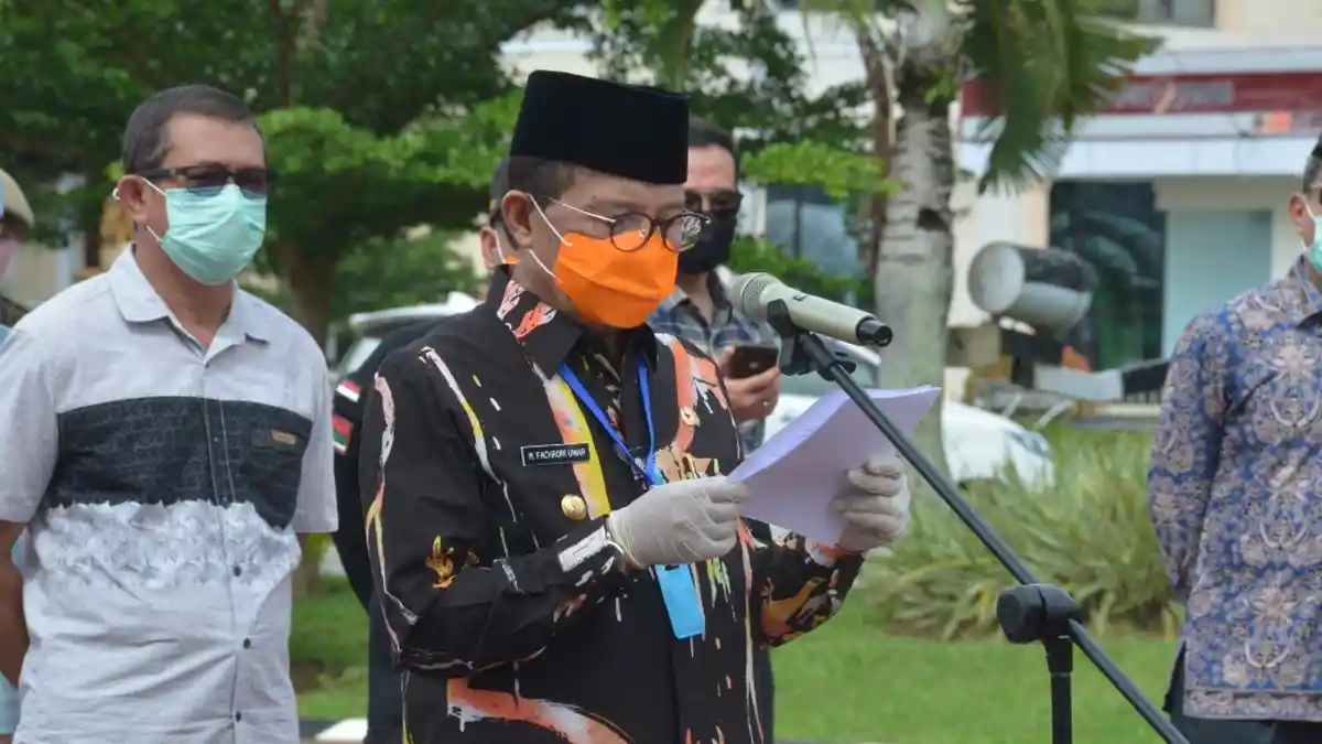 Peringati Hari Buruh, Pemprov Jambi – Serikat Buruh Berikan Sembako kepada Buruh Terdampak Covid-19